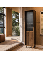 Cristaleira torre Feita em Madeira Maciça com o acabamento na cor castanho amadeirado. Uma porta com vidro canelado e uma em madeira maciça| Coleção Jazz